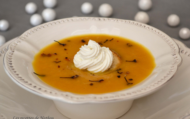 Velouté aux carottes et à la clémentine, fromage de chèvre et poivre voatsiperifery