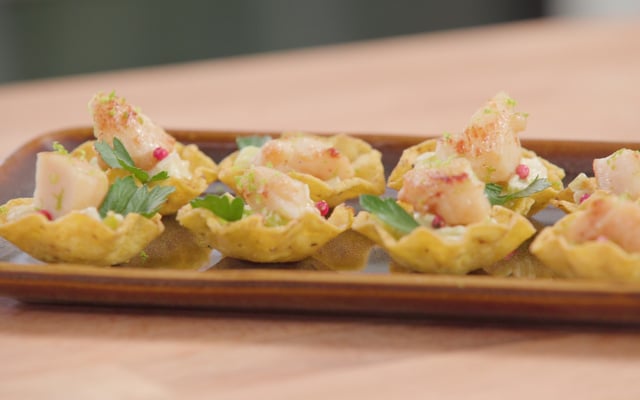 Tortilla Bowls aux noix de Saint-Jacques, citron vert, baies roses et fondue de poireaux