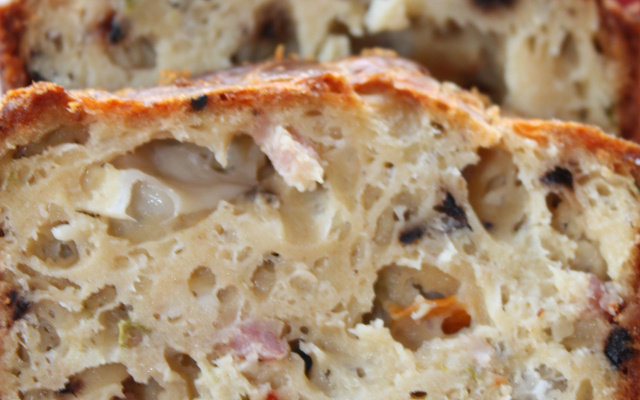 Cake lardons, brebis, tomates, olives et basilic