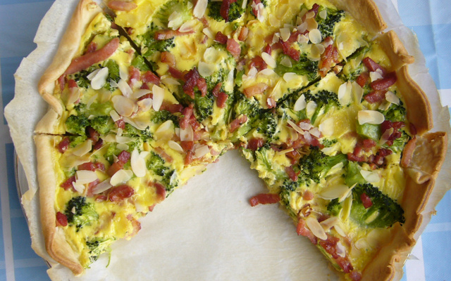Quiche aux lardons, brocolis et amandes