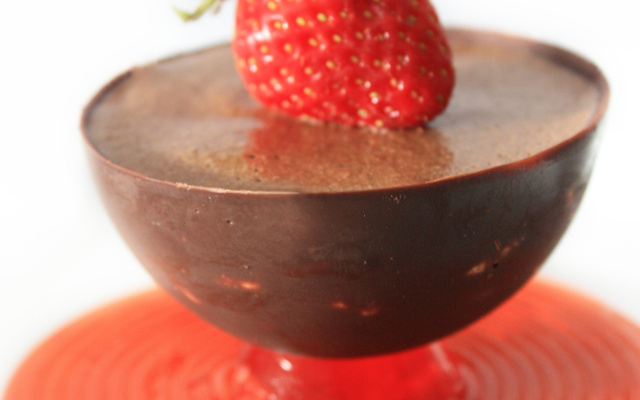 Mousse en coque de chocolat et spaghettis à la fraise
