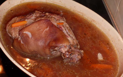 Jarret de porc fermier braisé au genièvre et polenta moelleuse