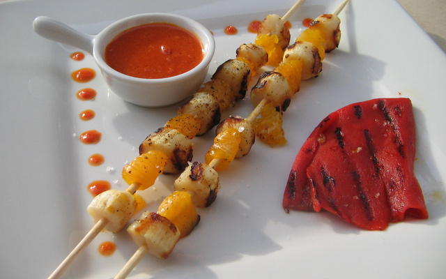 Brochettes de noix de Saint-Jacques aux clémentines vanillées, poivron grillé et sauce poivron mariné-cassis