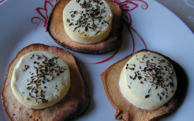 Chèvres chauds sur chips de pommes