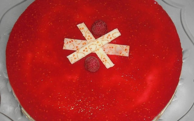 Gâteau à l'avocat et son glaçage framboises