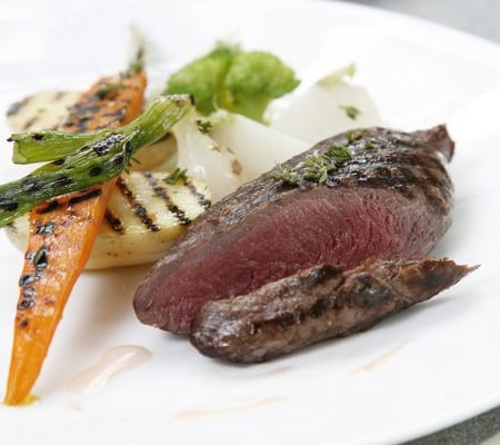 Merlan grillé aux petits légumes, crème d'ail rose