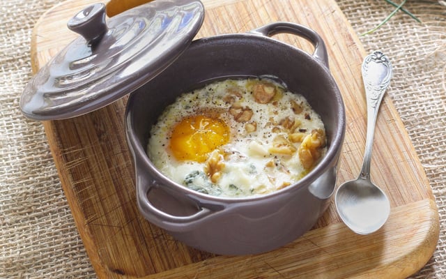 Œuf cocotte au roquefort et noix