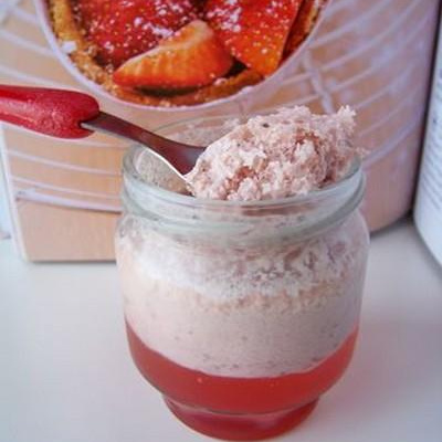 Yaourts à la fraise comme un milkshake à boire à la paille