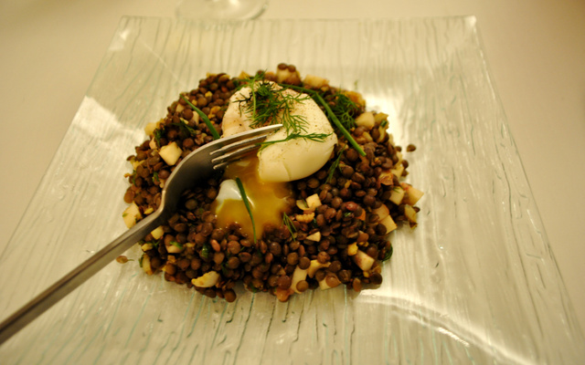 Salade de lentilles au merlu et au curry, œuf mollet