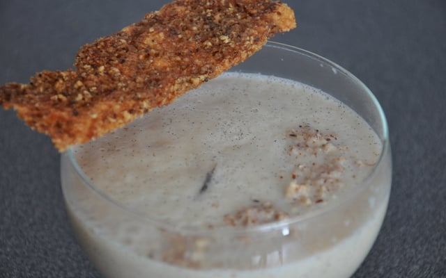 Velouté de céleri à la vanille et sa tuile de parmesan noisettes