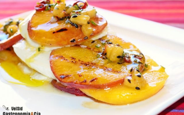 Médaillons de pêche et de mozzarella à la plancha