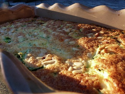 Clafoutis aux courgettes, jambon cru , féta et pignons