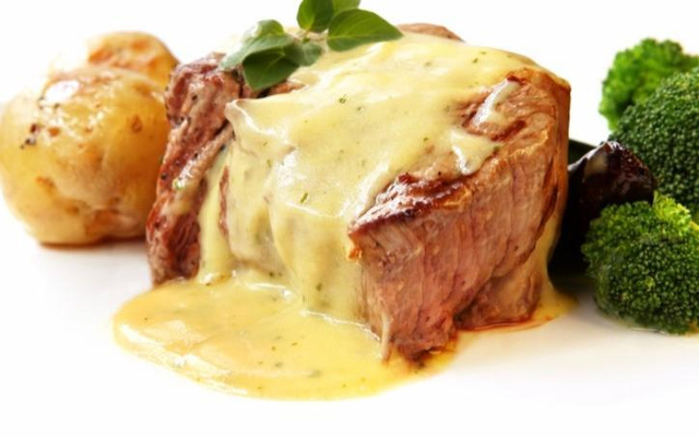 Tournedos grillé aux poivres Sauce Béarnaise Pomme Anna