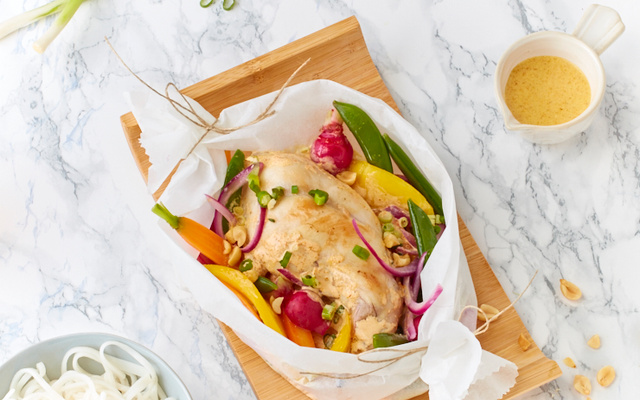 Papillote de lapin à la citronnelle et aux petits légumes primeurs, sauce coco - curry