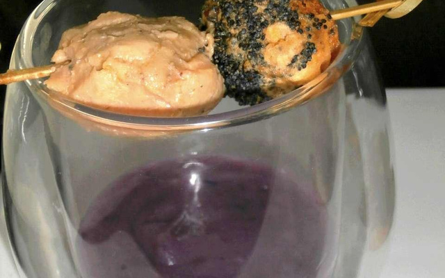 Brochette escargot foie gras et velouté de vitelotte aux cèpes