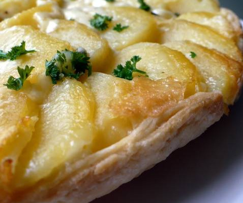 Tarte tatin de pommes de terre au cantal