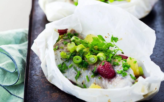 Papillotes de lieu à l'ananas et aux fraises