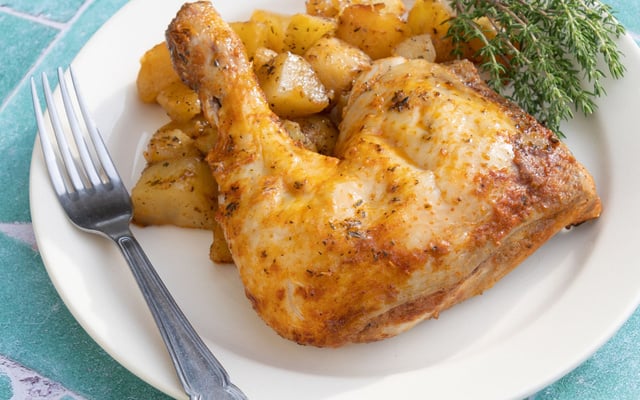 Cuisses de poulet et pommes de terre au four