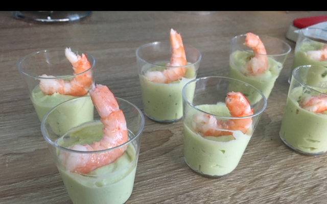 Verrines au saumon et crevettes sur lit d'avocat