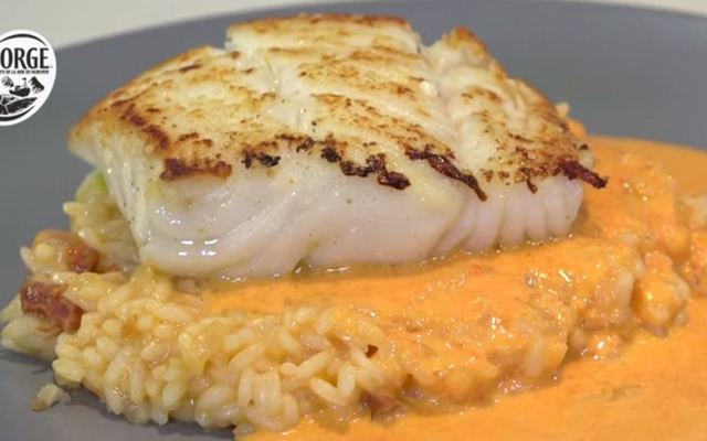 Pavé de cabillaud Skrei de Norvège à la plancha, coulis de poivron rouge et risotto crémeux au chorizo