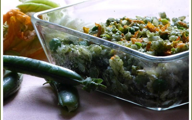 Risotto en verdure ... fanes de radis et de navets, petits pois et fleurs de courgettes.