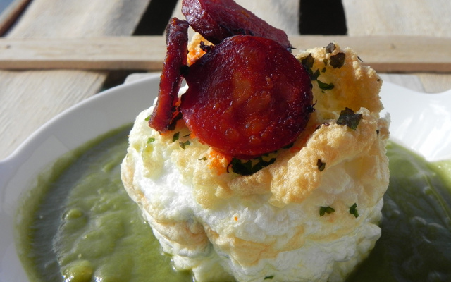 Œuf en neige, cœur coulant sur mousseline verte, chips de chorizo