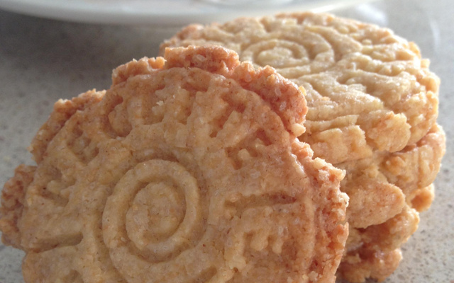 Les petits biscuits sablés à la noix de coco et à la cannelle