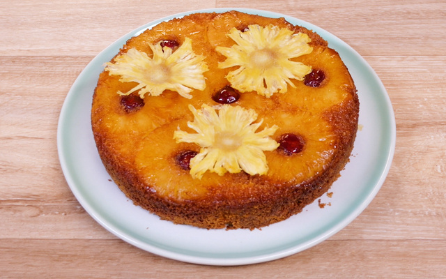 Gâteau renversé ananas-coco avec fleurs d’ananas