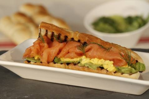 Toast de saumon de Norvège fumé et œufs brouillés