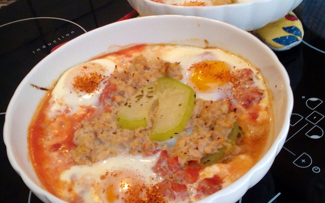 Timbale de thon coiffée d'un œuf cocotte