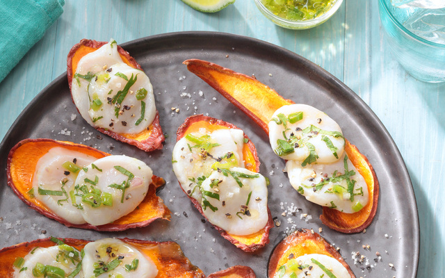 Saint-Jacques marinées à la sauce Tabasco® vert sur chips de patate douce