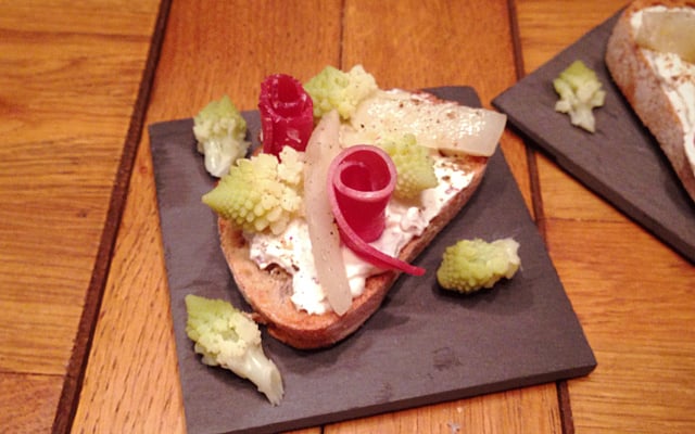 Tartine de fromage frais aux noix, romanesco, topinambour & viande des grisons