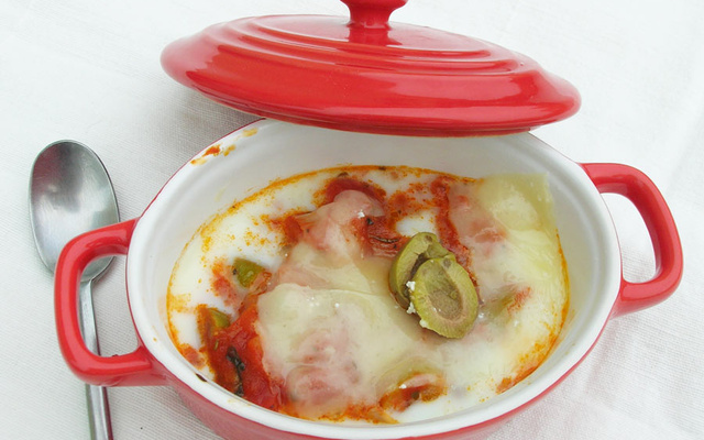 Œufs cocotte tomates, olives et parmesan