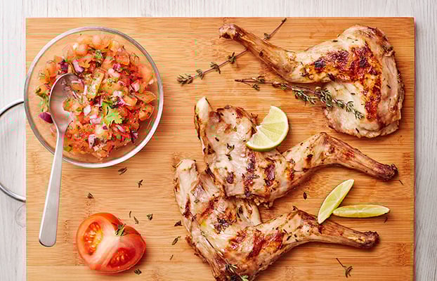 Gigolettes de lapin au barbecue, parfumées au thym, citron et salsa de tomates