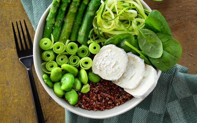 Green bowl à la bûche de chèvre