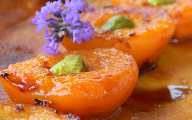 Clafoutis aux amandes et aux abricots rôtis au miel