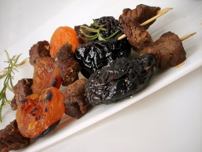 Brochettes d'agneau aux pruneaux, aux abricots secs et romarin