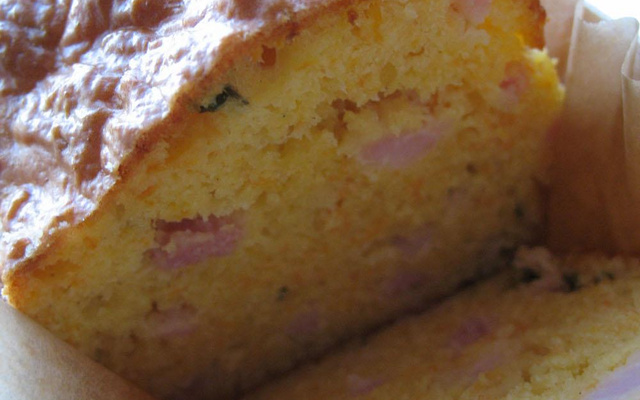 Cake à la carotte et aux lardons