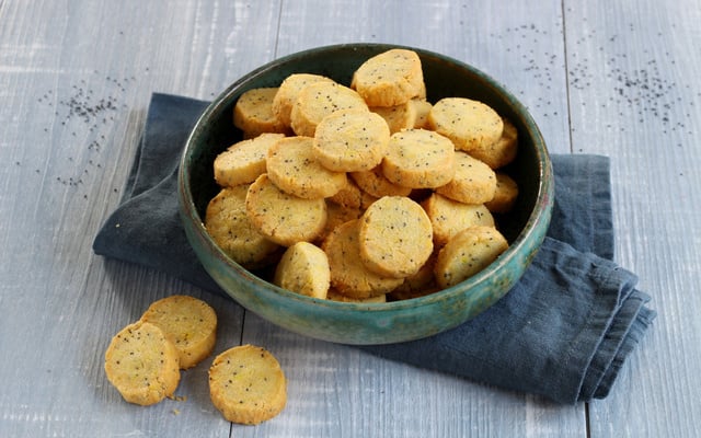 Sablés au parmesan, curry et graines de pavot