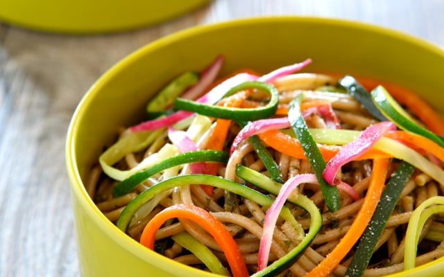 Spaghettis à l'épeautre et filaments de légumes