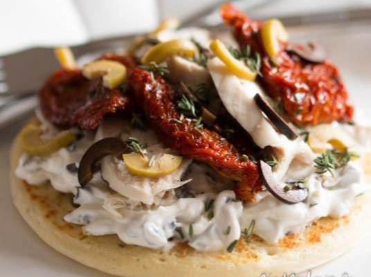 Blinis d'Apérivrais Tartinade aux Olives et émincés de poulet aux tomates séchées