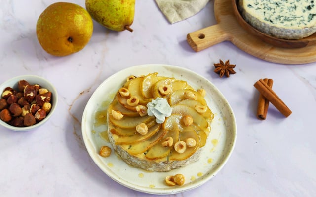 Fourme-dessert aux poires caramélisées au miel et noisettes