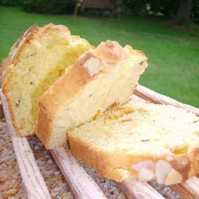 Cake à l'orange, aux abricots secs et aux amandes