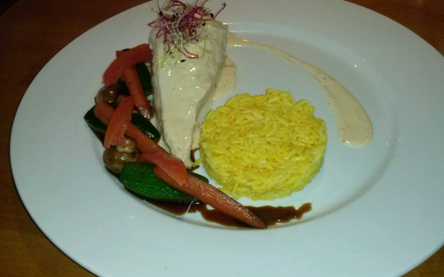 Filet de poulet curry rouge et lait de coco, légumes caramélisés au soja, riz