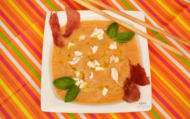 Soupe fraîche de melon au basilic, chèvre et Serrano grillé