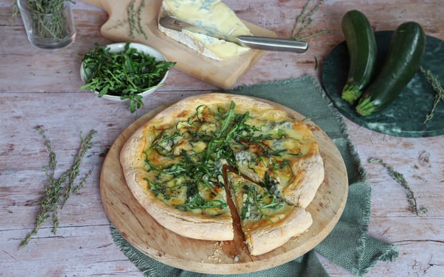 Pizza au Gorgonzola AOP, courgettes et roquette