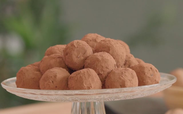 Truffes aux Noix de Grenoble AOP, dattes et chocolat