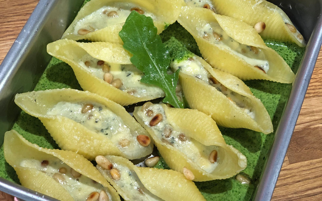 Conchiglioni farcies au bleu d'Auvergne et émulsion verte à la roquette