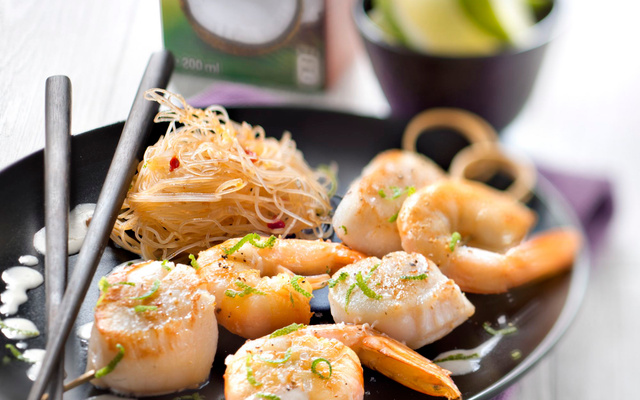 Brochettes de Saint-Jacques et gambas marinées au lait de coco et citron vert, vermicelles sautées au piment