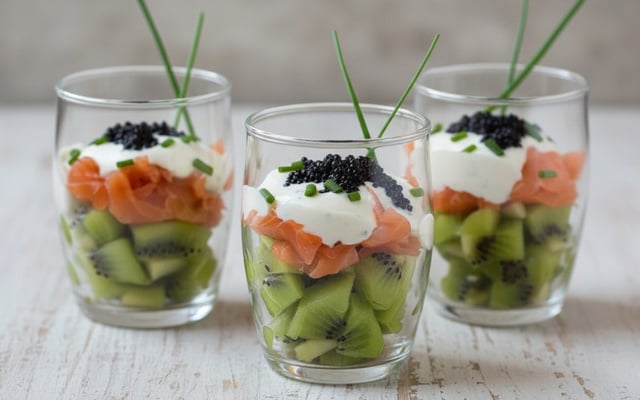 Verrines kiwis et saumon fumé, fromage frais à la ciboulette